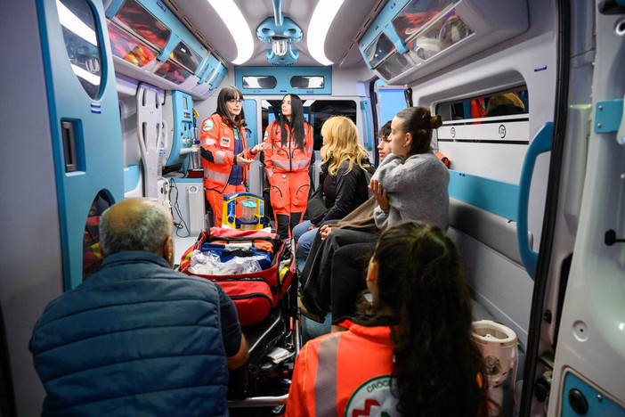 Personale Anpas impegnato nell'illustrare la strumentazione di un'ambulanza