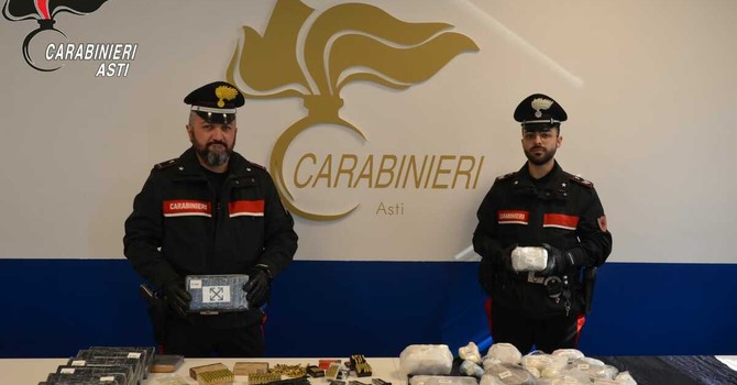 Asti, blitz dei Carabinieri: arrestato un 47enne. Sequestrati 22 kg di cocaina e un arsenale di armi illegali [VIDEO]