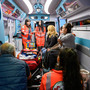 Personale Anpas impegnato nell'illustrare la strumentazione di un'ambulanza