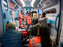 Personale Anpas impegnato nell'illustrare la strumentazione di un'ambulanza