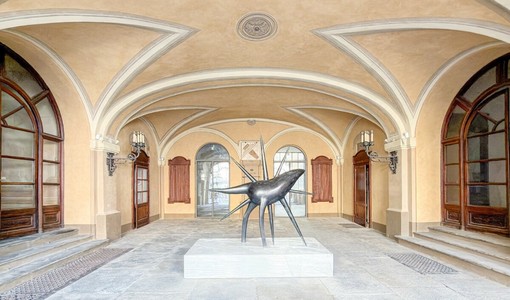 L'opera di Luigi Mainolfi nell'androne di Palazzo di Città ad Asti L'opera di Luigi Mainolfi nell'androne di Palazzo di Città ad Asti