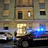 Pattuglie dell'Arma di fronte al palazzo in cui, poco meno di un anno fa, è avvenuto l'omicidio (immagine d'archivio)