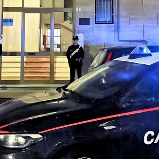 Carabinieri di fronte al condominio in cui è avvenuto l'omicidio