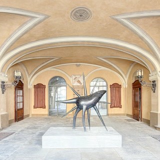 L'opera di Luigi Mainolfi nell'androne di Palazzo di Città ad Asti