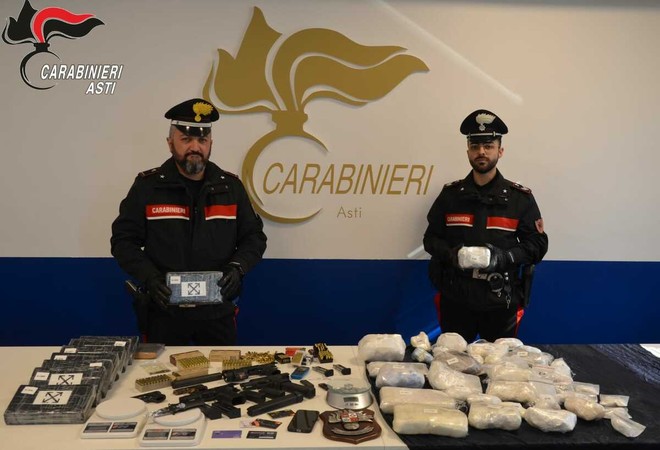Asti, blitz dei Carabinieri: arrestato un 47enne. Sequestrati 22 kg di cocaina e un arsenale di armi illegali [VIDEO]
