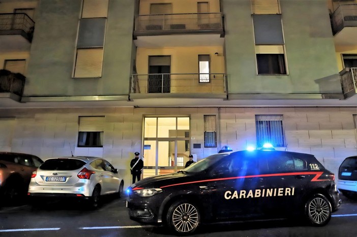 Pattuglie dell'Arma di fronte al palazzo in cui, poco meno di un anno fa, è avvenuto l'omicidio (immagine d'archivio)