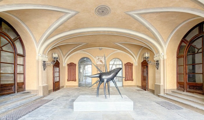 L'opera di Luigi Mainolfi nell'androne di Palazzo di Città ad Asti L'opera di Luigi Mainolfi nell'androne di Palazzo di Città ad Asti