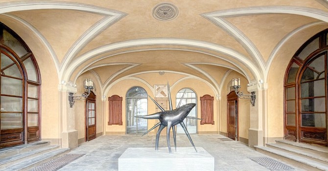 L'opera di Luigi Mainolfi nell'androne di Palazzo di Città ad Asti L'opera di Luigi Mainolfi nell'androne di Palazzo di Città ad Asti