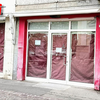 Le vetrine che si preparano ad accogliere il nuovo locale (MerfePhoto)