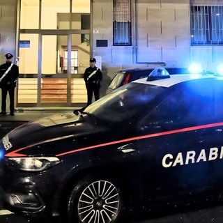 Una pattuglia dei carabinieri di fronte al palazzo in cui è avvenuto l'omicidio di Nizza Monferrato