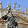 In foto la statua di san Pietro in Vaticano