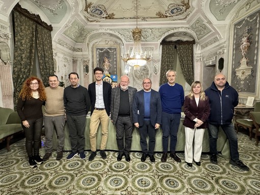 Foto di gruppo con gli amministratori dei comuni coinvolti nella rassegna Foto di gruppo con gli amministratori dei comuni coinvolti nella rassegna