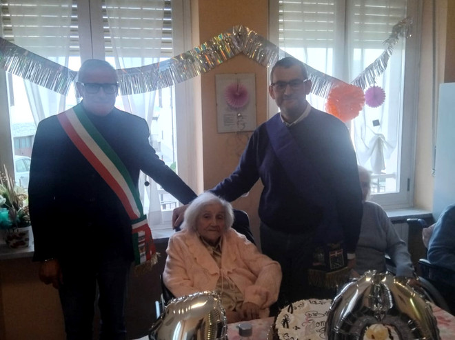 Un secolo di storie: Efisia, la libraia che ha sfamato di libri generazioni di astigiani