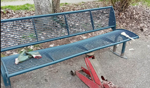 Vandali in azione al parco Lungo Tanaro: i residenti hanno riparato i danni