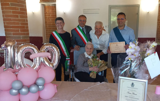 Festa a Canelli per i 100 anni di Teresa Penna, la centenaria di Loazzolo premiata con l'attestato di patriarca dell'Astigiano Festa a Canelli per i 100 anni di Teresa Penna, la centenaria di Loazzolo premiata con l'attestato di patriarca dell'Astigiano