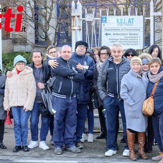 Il gruppo di lavoratori in attesa di notizie davanti alla sede Asl AT (ph. Merfephoto - Efrem Zanchettin)