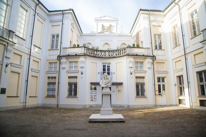Il cortile di palazzo Alfieri, con al centro il celebre busto
