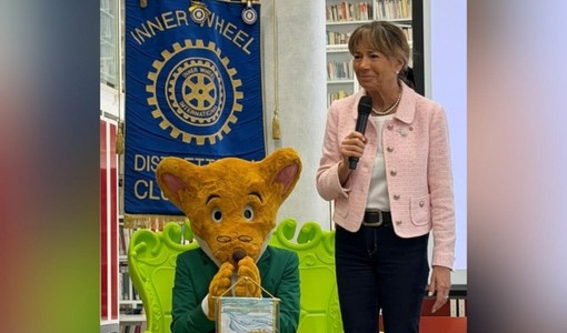 Elisabetta Dami e Geronimo Stilton ritratti nei locali della Biblioteca