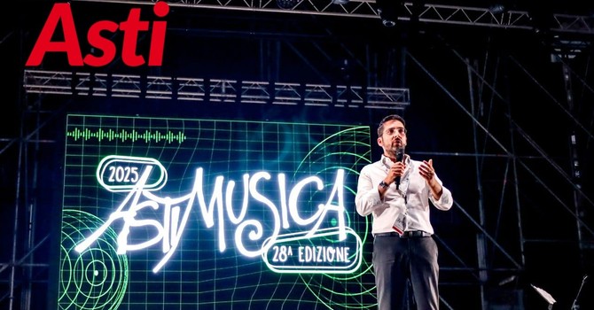 L'assessore Candelaresi sul palco di Asti Musica