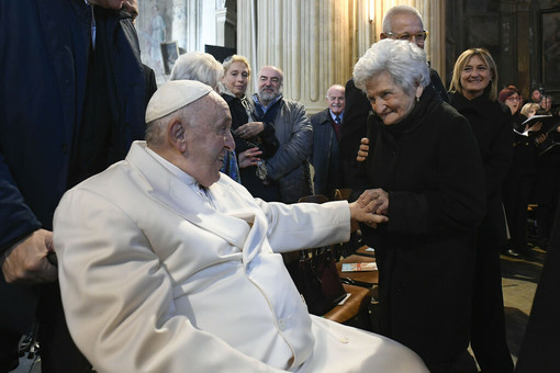 Papa Francesco con la cugina Carla, durante la sua visita astigiana Papa Francesco con la cugina Carla, durante la sua visita astigiana