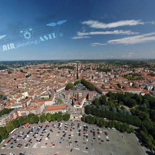 Una bella immagine aerea della città (per gentile concessione di Air Shooting Asti)