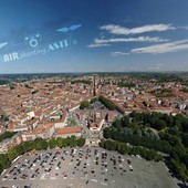 Una bella immagine aerea della città (per gentile concessione di Air Shooting Asti)