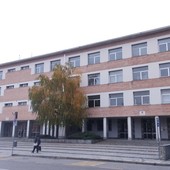 Tentato suicidio oggi al Pellati di Nizza, si getta dal secondo piano dell' edificio. Un bidello eroe cerca di salvarla