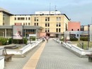 Il percorso pedonale di accesso all'ospedale di Asti