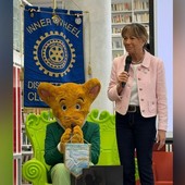 Elisabetta Dami e Geronimo Stilton ritratti nei locali della Biblioteca