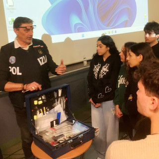 La polizia scientifica al Castigliano La polizia scientifica al Castigliano