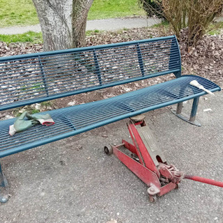 Vandali in azione al parco Lungo Tanaro: i residenti hanno riparato i danni