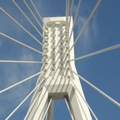 Particolare del moderno ponte a cavi di Nizza