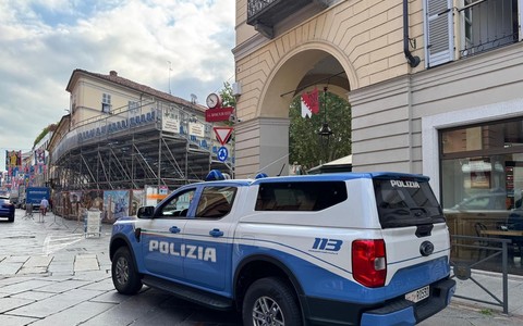 Asti, motociclista senza patente fermato dalla Polizia: raffica di irregolarità