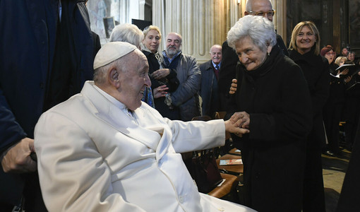 Papa Francesco con la cugina Carla, durante la sua visita astigiana Papa Francesco con la cugina Carla, durante la sua visita astigiana