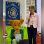 Elisabetta Dami e Geronimo Stilton ritratti nei locali della Biblioteca