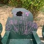 La panchina vandalizzata. La panchina vandalizzata.