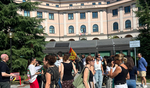 Il presidio, ieri, davanti al Tribunale di Asti