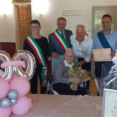 Festa a Canelli per i 100 anni di Teresa Penna, la centenaria di Loazzolo premiata con l'attestato di patriarca dell'Astigiano