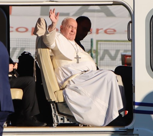 Papa Francesco saluta dall'elicottero con cui è rientrato in Vaticano