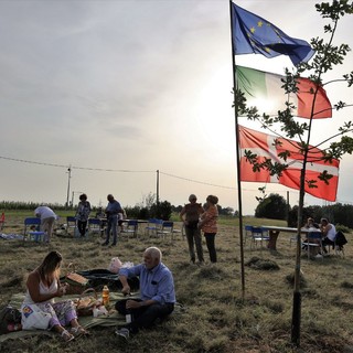 Un'immagine (ph, Merfephoto - Efrem Zanchettin) di un picnic-evento svoltosi presso il Bosco degli Astigiani