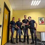 Gli agenti della Polizia monregalese con il gattino salvato Gli agenti della Polizia monregalese con il gattino salvato