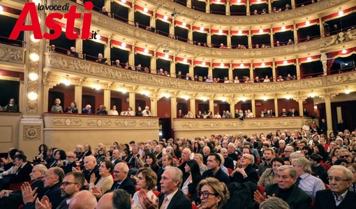 Un'immagine d'archivio del teatro gremito di pubblico Un'immagine d'archivio del teatro gremito di pubblico
