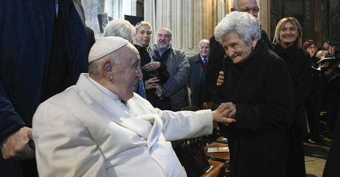 Papa Francesco con la cugina Carla, durante la sua visita astigiana