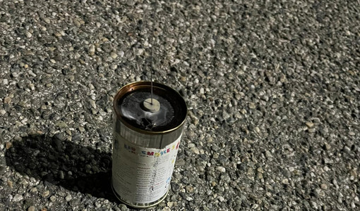 Uno dei petardi trovati a terra da residenti