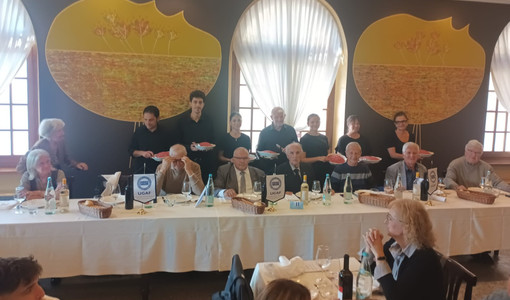Festa sociale per i Seniores Fiat astigiani tra bilanci futuri e nozze d'oro