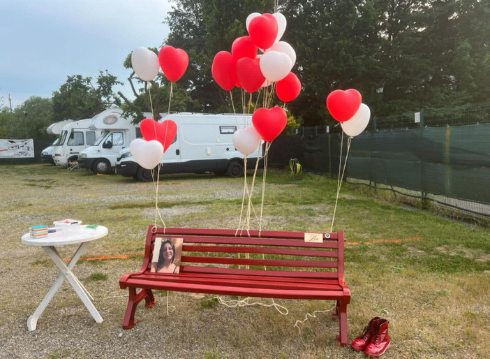 Nizza Monferrato non dimentica Zoe, l'omaggio del Camper Club diventa una panchina rossa