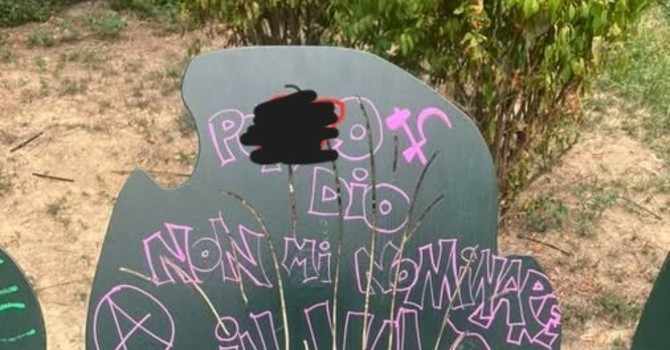 La panchina vandalizzata. La panchina vandalizzata.