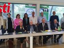 Il candidato sindaco Borio (seduto, terzo da sinistra) attorniato dai candidati consiglieri della sua lista civica