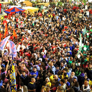 I colori del Palio invadono piazza San Secondo [GALLERIA FOTOGRAFICA E VIDEO]