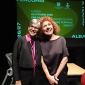 Un momento della presentazione tenuta lunedì sera: sul palco del Sociale l'assessora Caterina Pasini e l'attrice Cinzia Leone